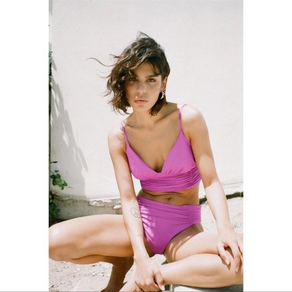 NWT Zara V-neck bikini top with removable cups and adjustable thin straps. - Picture 3 of 7